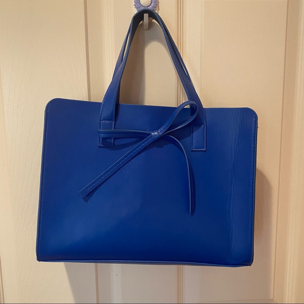 Bag with bow